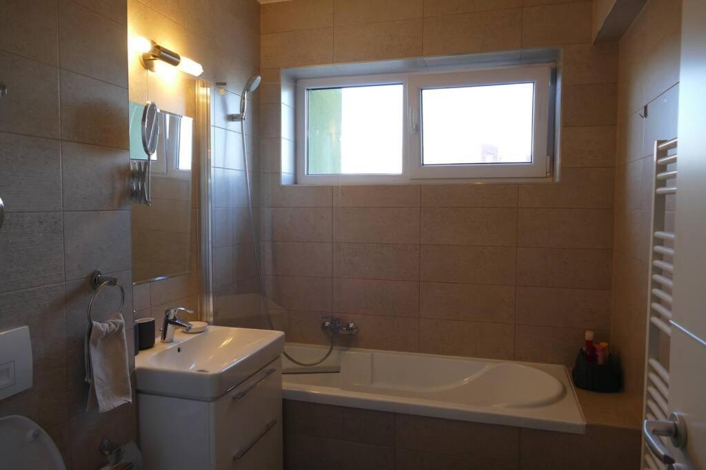 Apartament In Cartier Avantgarden Cu Semineu! Braşov Esterno foto